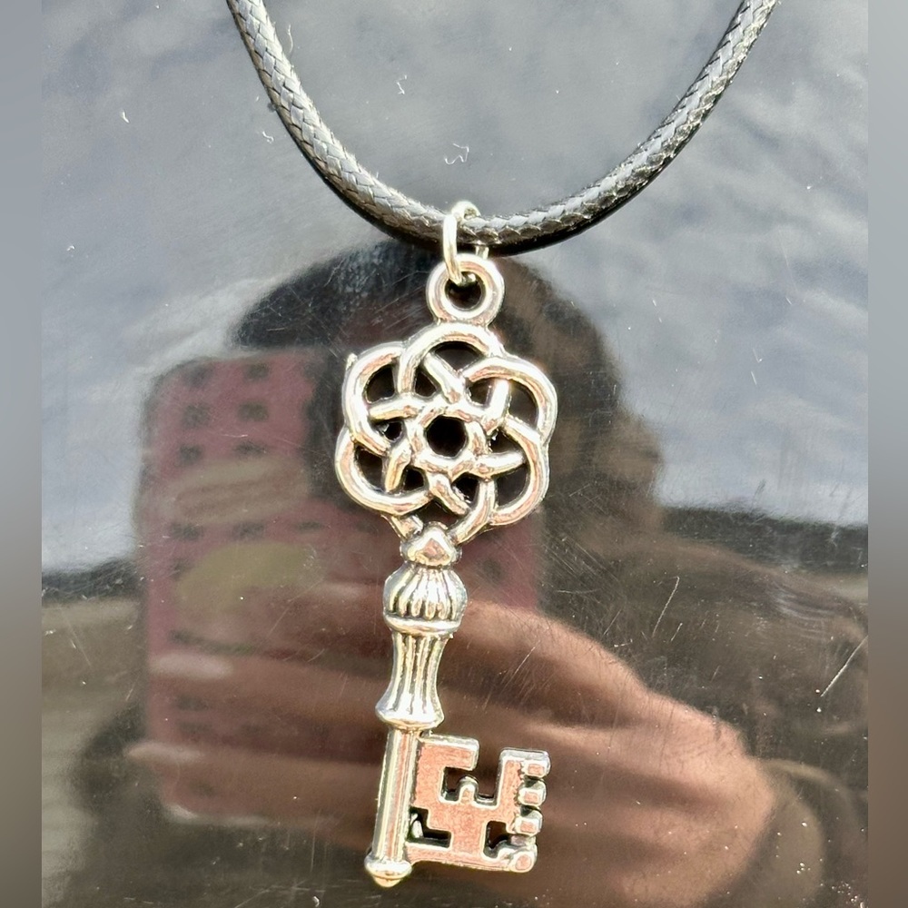 NWT Skeleton Key Rope Necklace - Picture 3 of 4